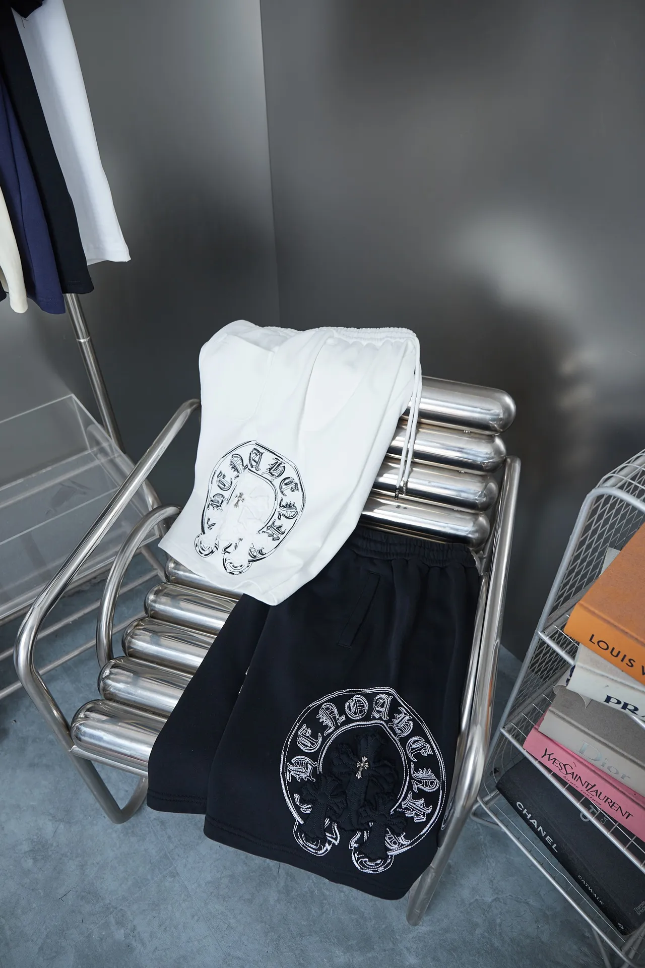 🅿️230 Ch*ome Hearte 2025ss new shorts with contrasting color thread embroidery shorts. Light luxury. A must-have item for daily commuting for men and women. Correct version. Comparisons are welcome. Detailed features · Made of 380g pure cotton health cloth fabric. · Imported Tajima machine embroidery. Honbu patchwork with contrasting color thread. Loose waistband · Double-needle cross-stitching process · Original main mark, washed tag, moisture-proof paper packaging Color: Black/White Size: S M L XL